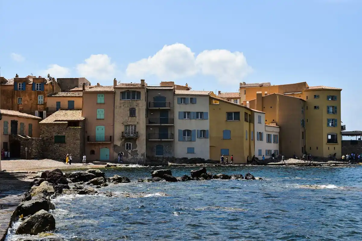 Architecture colorée du front de mer de Saint-Tropez