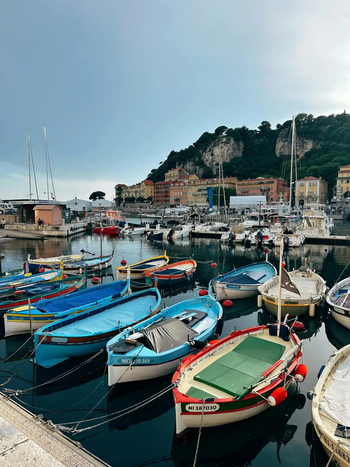 Bateaux colorés dans le port de la Côte d'Azur